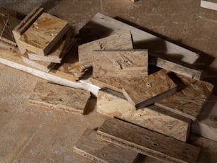 ein Holzstapel, der auf einem Holzboden sitzt