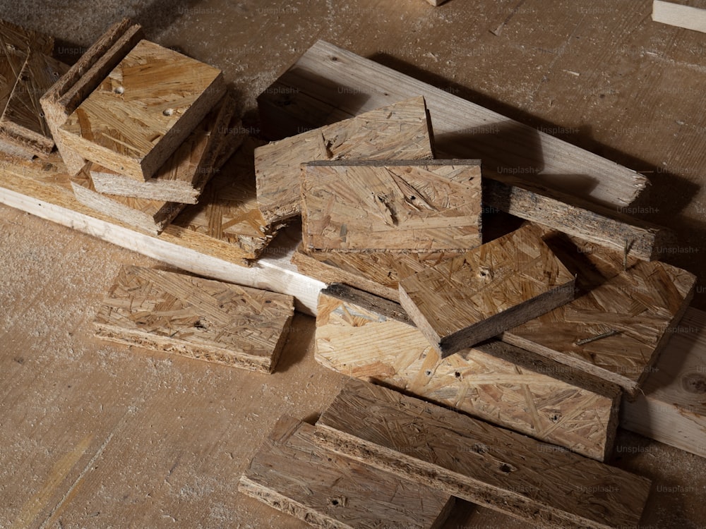 Una pila de madera sentada encima de un piso de madera
