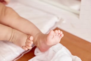 ベッドの上の赤ちゃんの足の接写