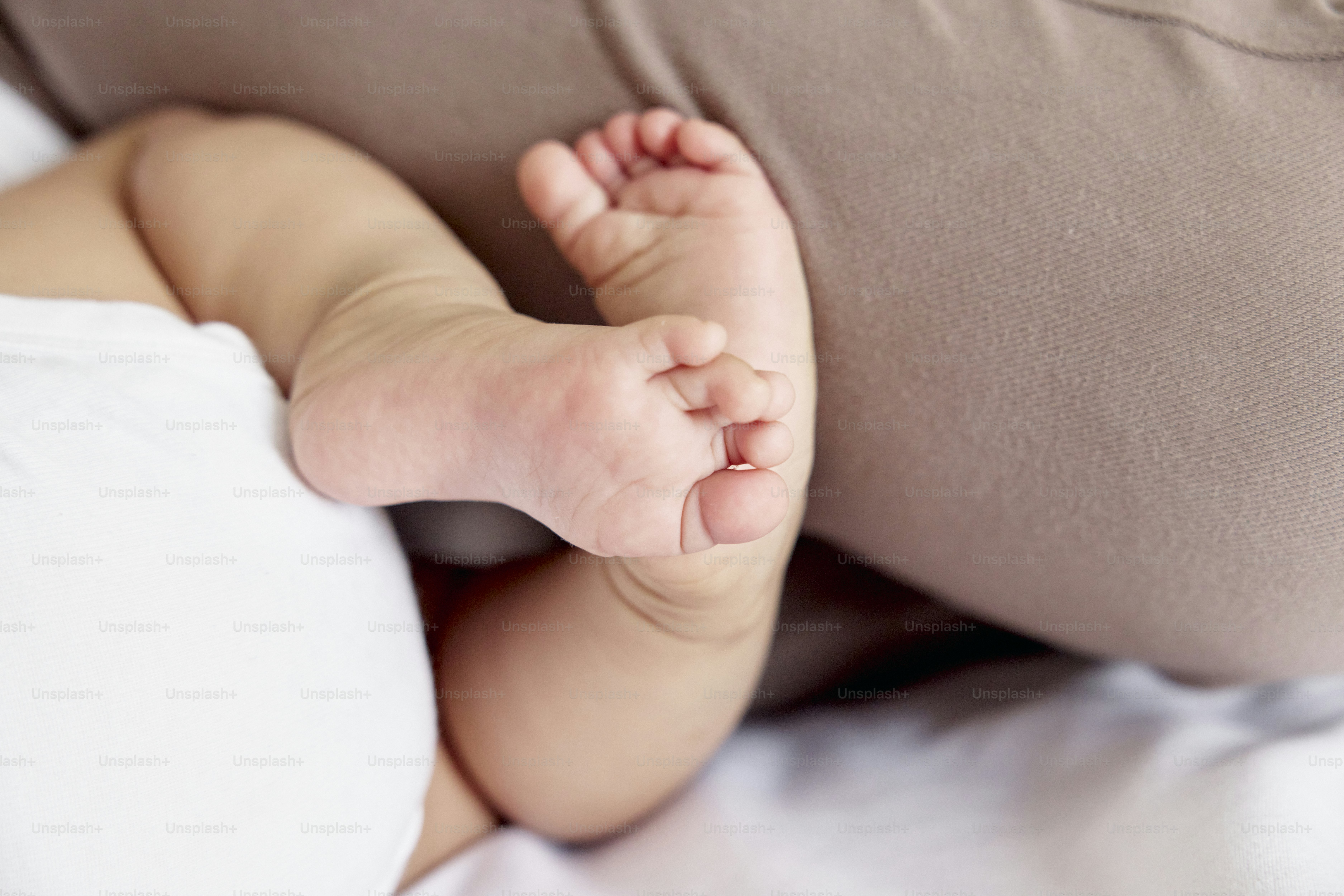 un bébé est allongé sur le dos sur un lit