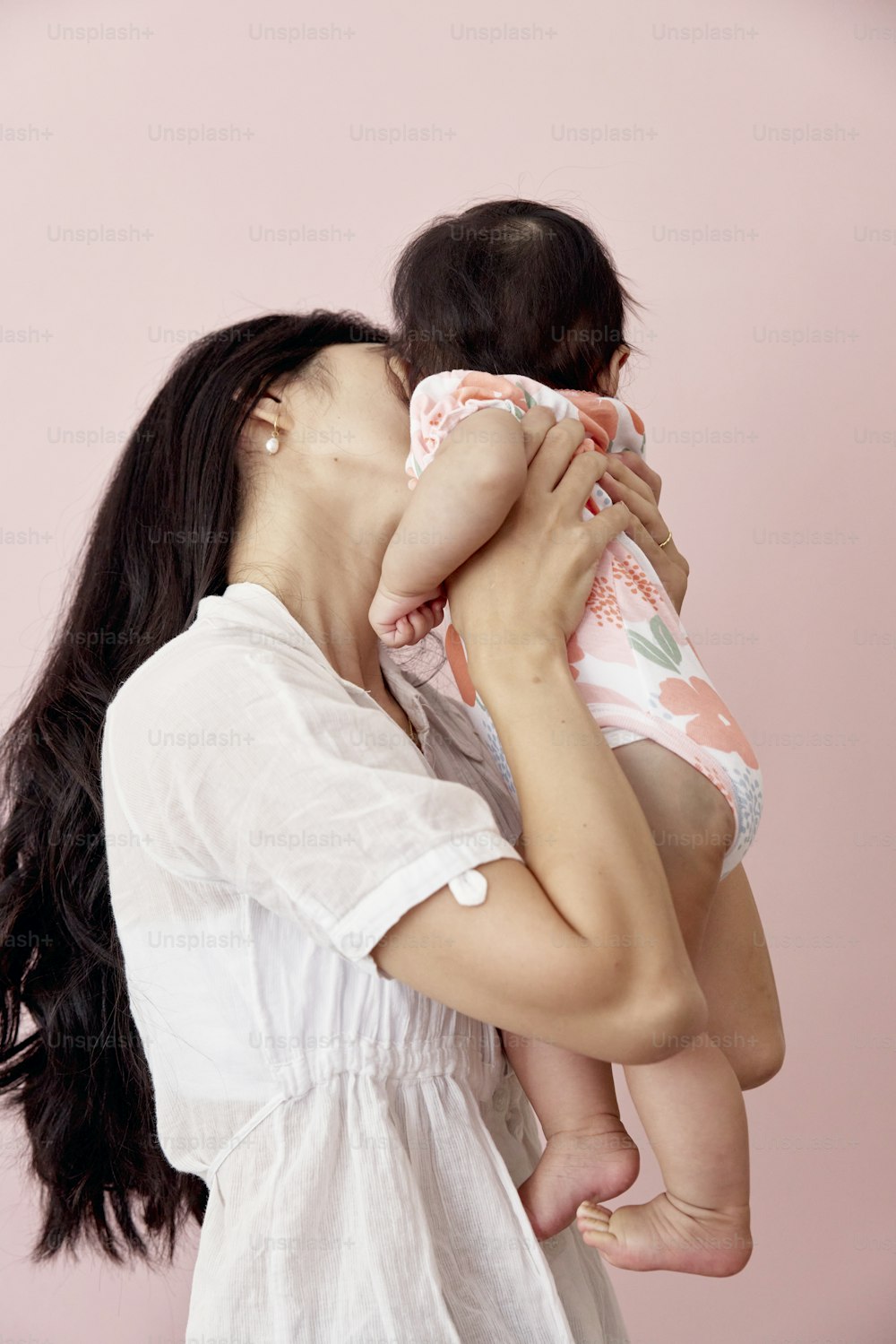 Una mujer sosteniendo a un bebé en sus brazos