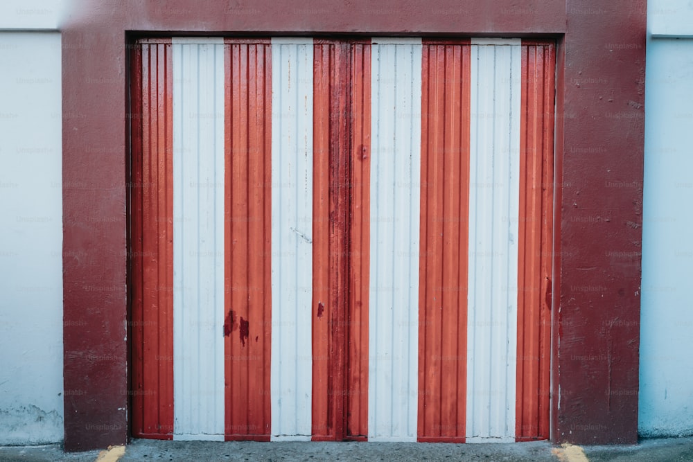ein rot-weiß gestreiftes Garagentor an einem Gebäude