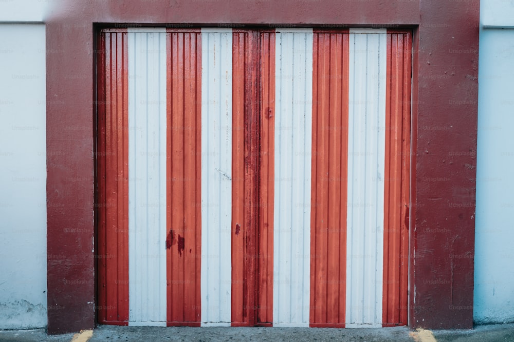 una puerta de garaje a rayas rojas y blancas en un edificio