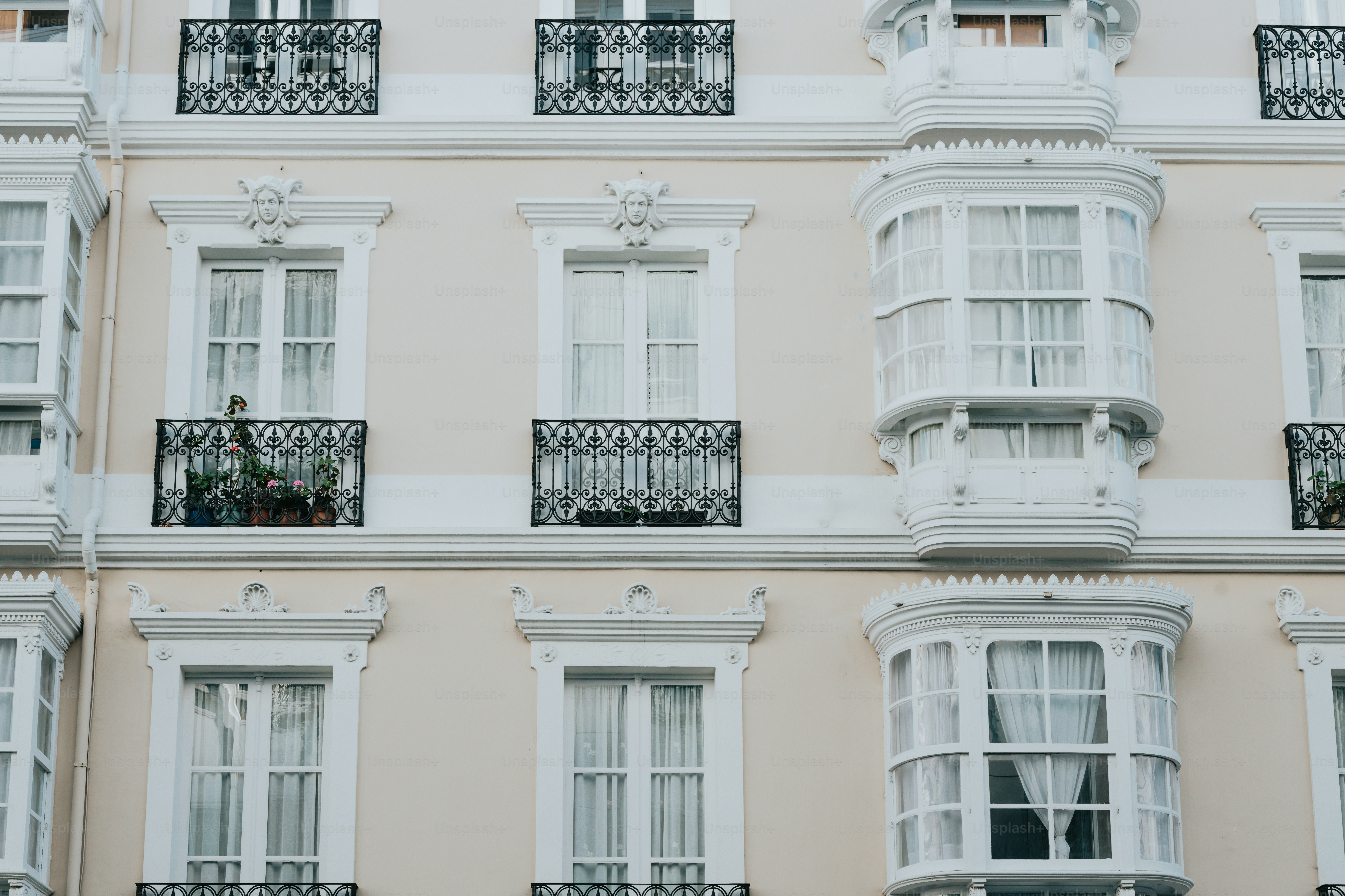 Un edificio alto con muchas ventanas y balcones