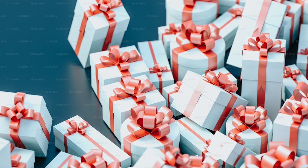 ein Stapel weiß und rot verpackter Geschenkboxen