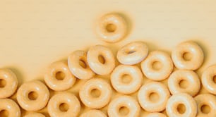uma pilha de donuts envidraçados sentados um em cima do outro