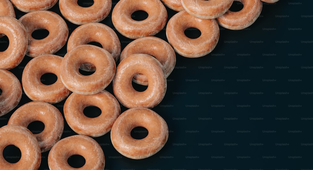 uma pilha de donuts vidrados sentados em cima de uma mesa