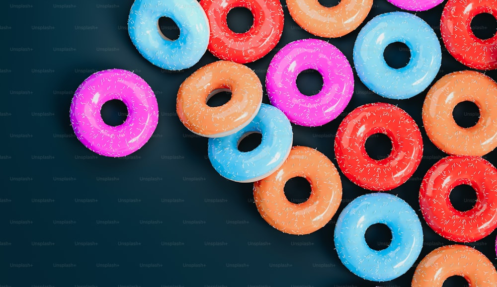 um grupo de donuts coloridos sentados um ao lado do outro