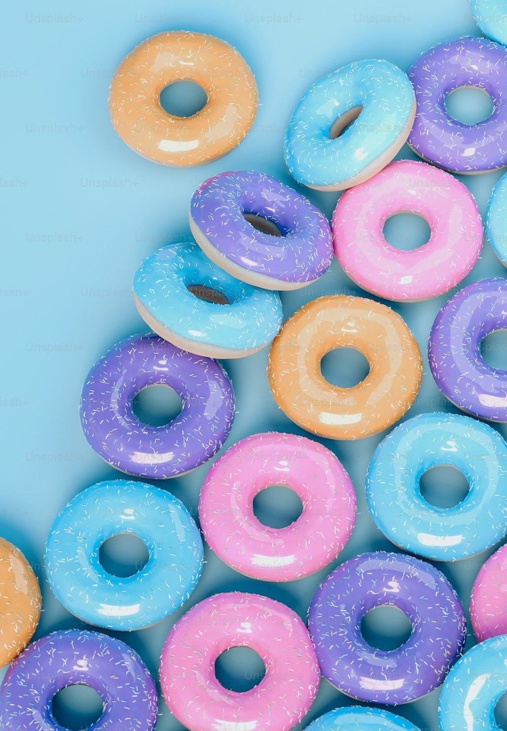 uma pilha de donuts com geada de cores diferentes