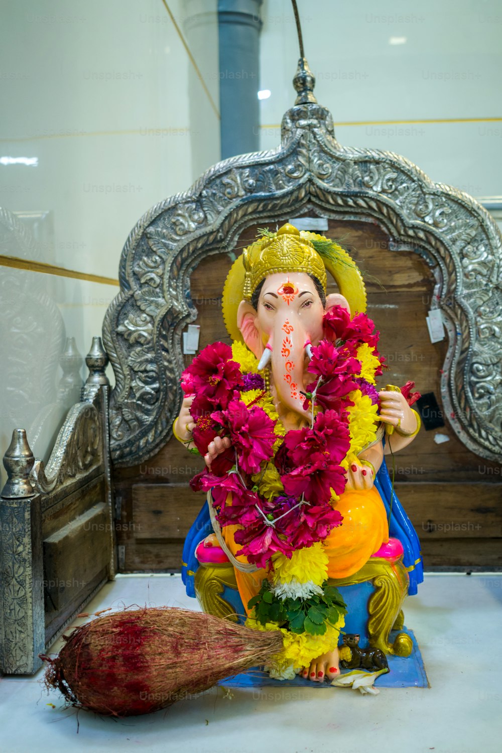 una estatua de un elefante con flores a su alrededor