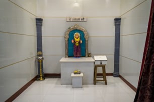 un petit sanctuaire avec une statue d’une personne dessus