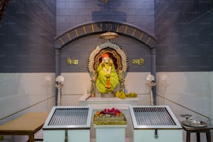 Ein kleiner Schrein mit einer Statue eines hinduistischen Gottes