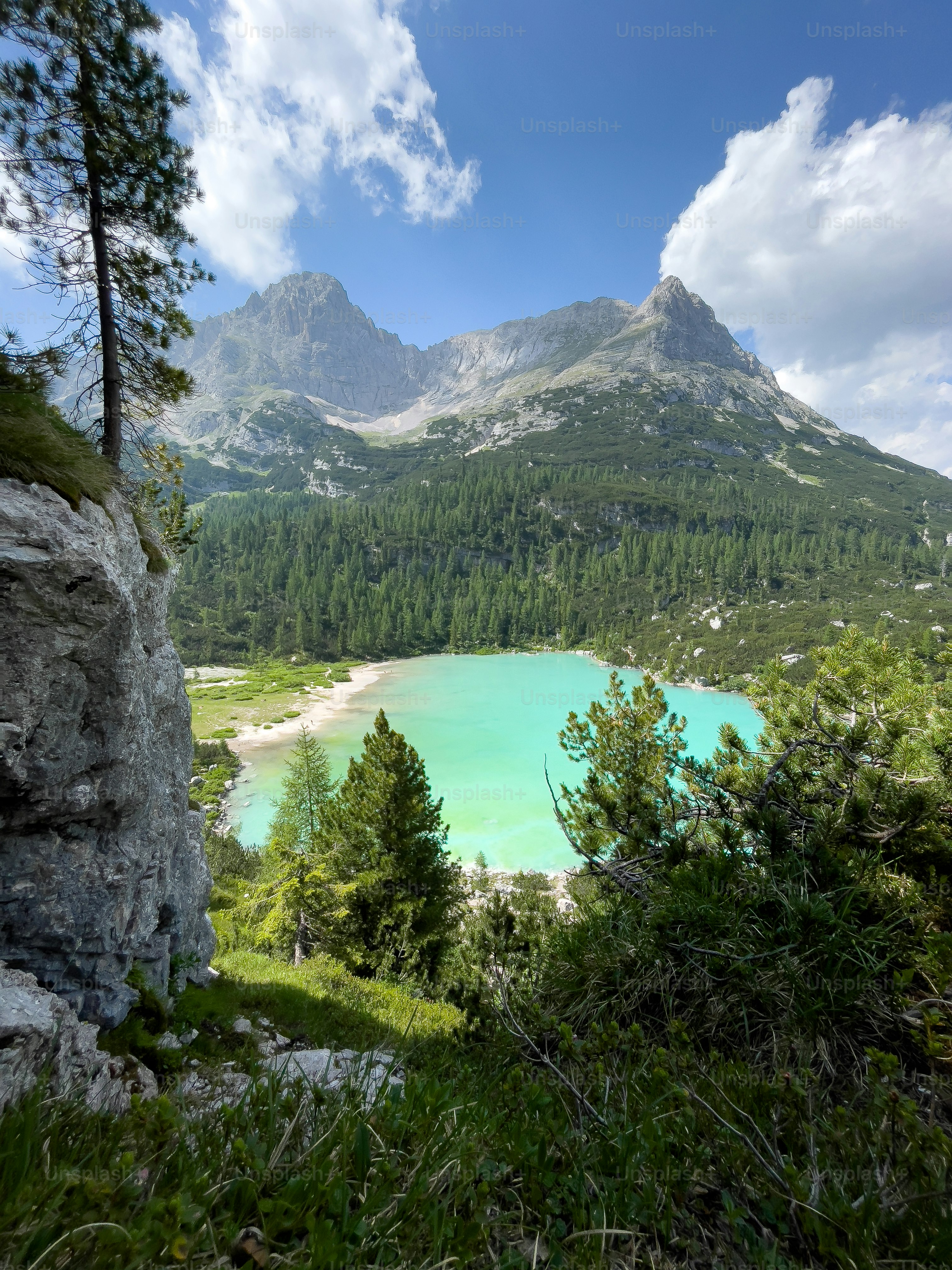 Un lago azul rodeado de montañas y árboles foto – Imagen de Lago ...