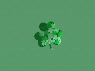 un trèfle à quatre feuilles sur fond vert