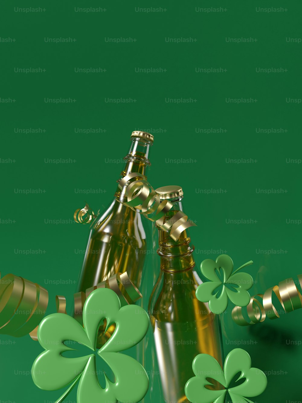 Une bouteille de champagne avec une décoration de trèfle