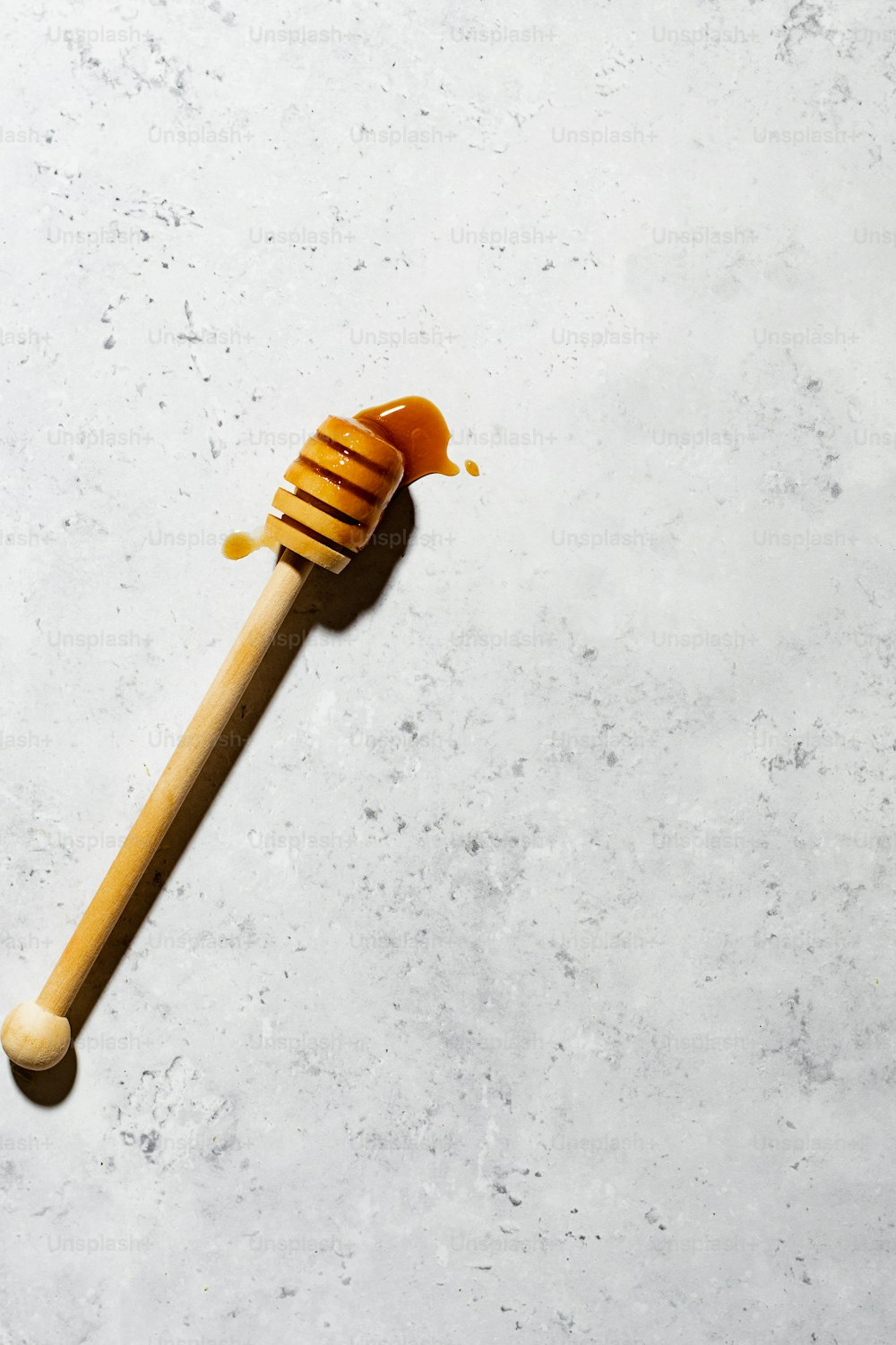 uno spazzolino da denti di legno con miele su di esso