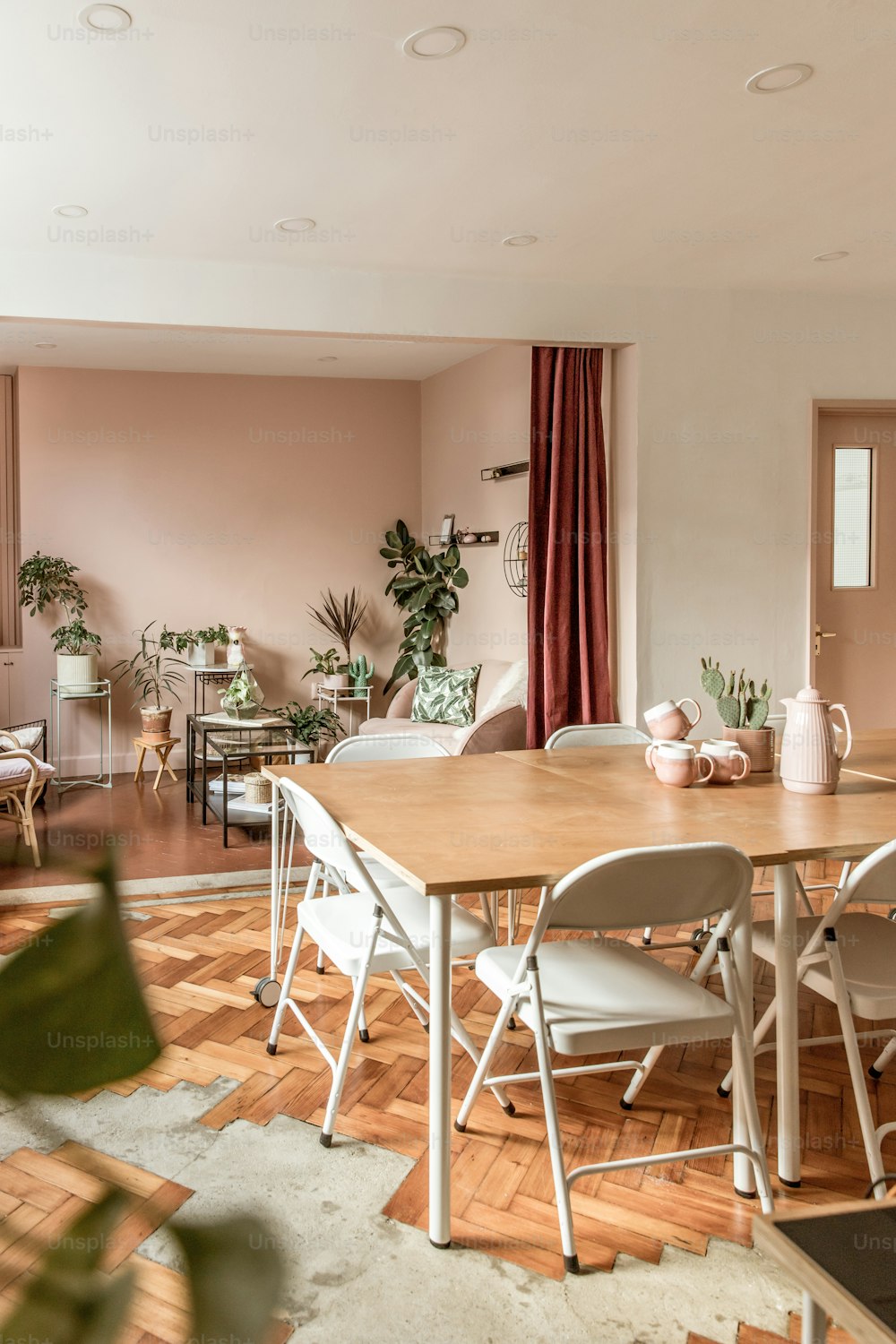 une salle à manger avec une table et des chaises