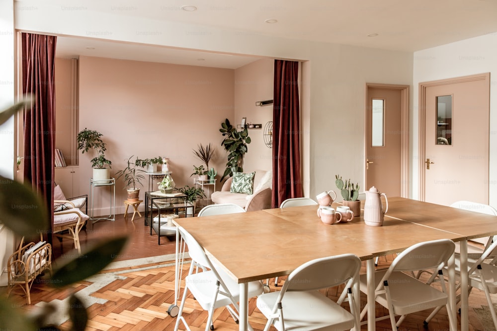 une salle à manger avec une table en bois et des chaises blanches