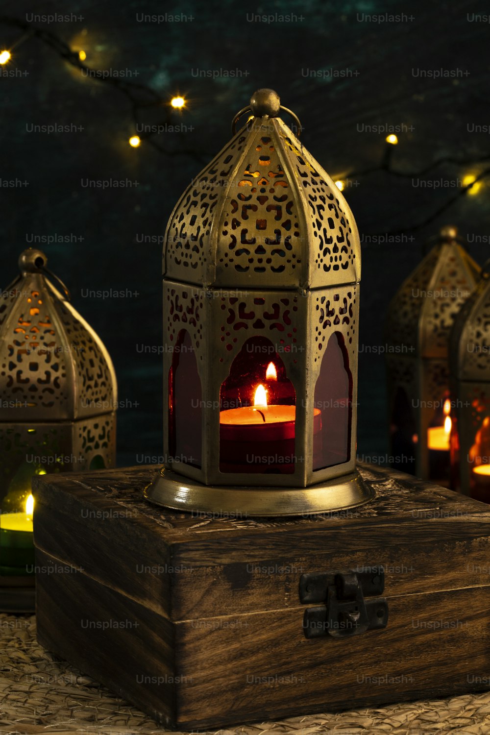 una scatola di legno con una candela accesa al suo interno