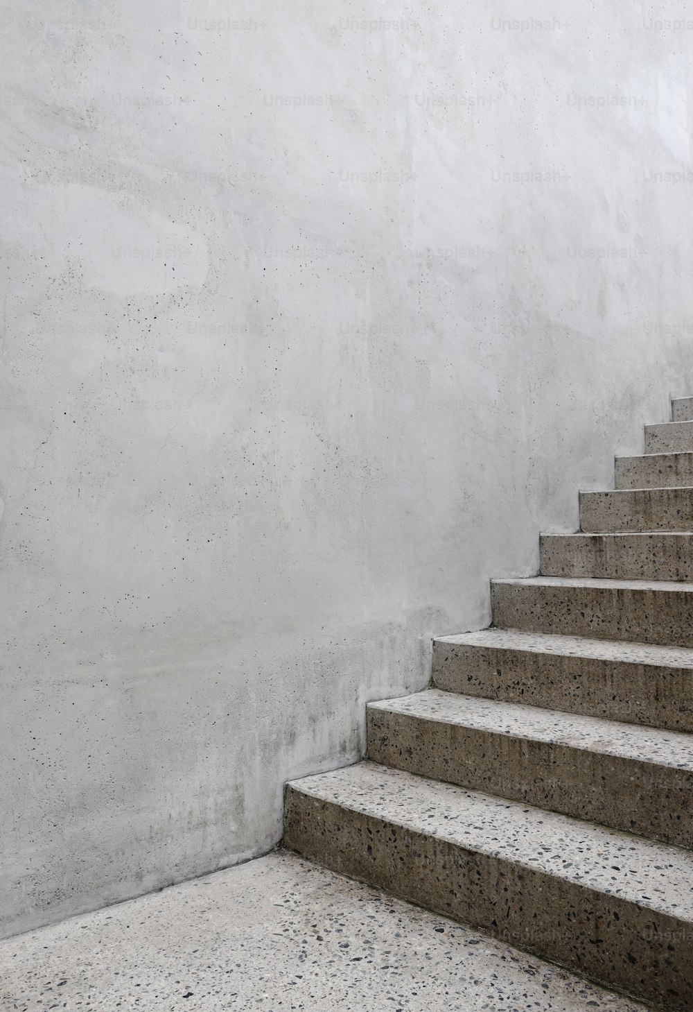 白い壁に通じるコンクリート階段のセット