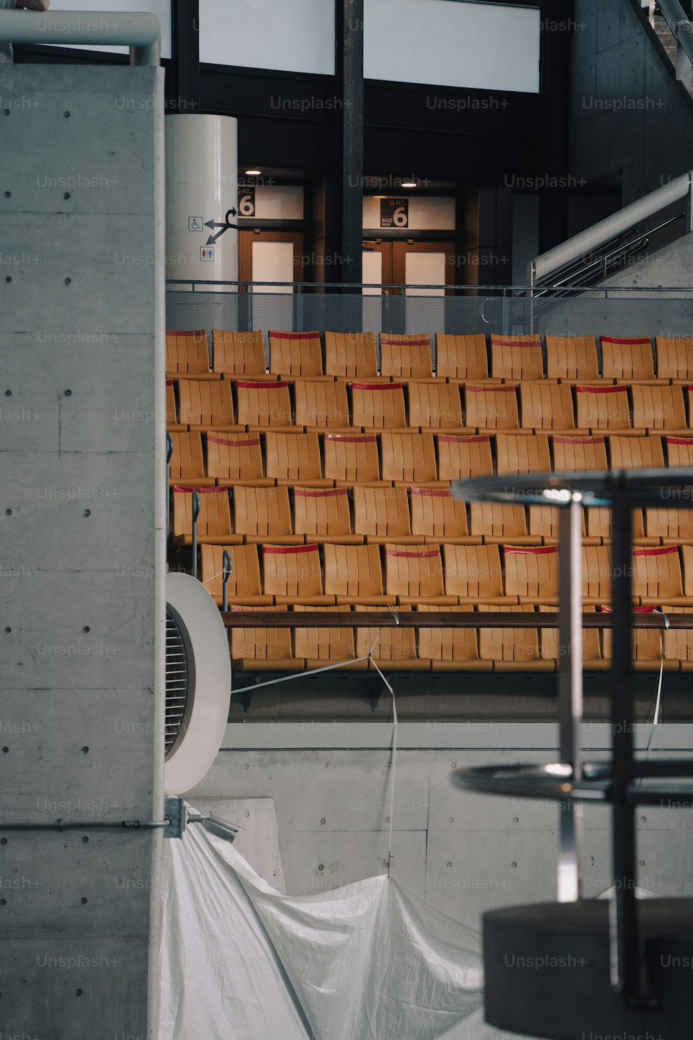 Un auditorium vuoto con molte sedie