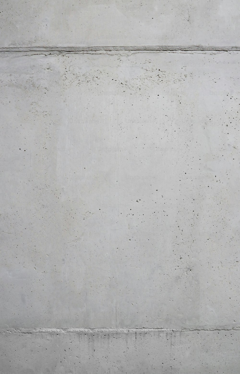 Un homme sur une planche à roulettes au sommet d’un mur de ciment
