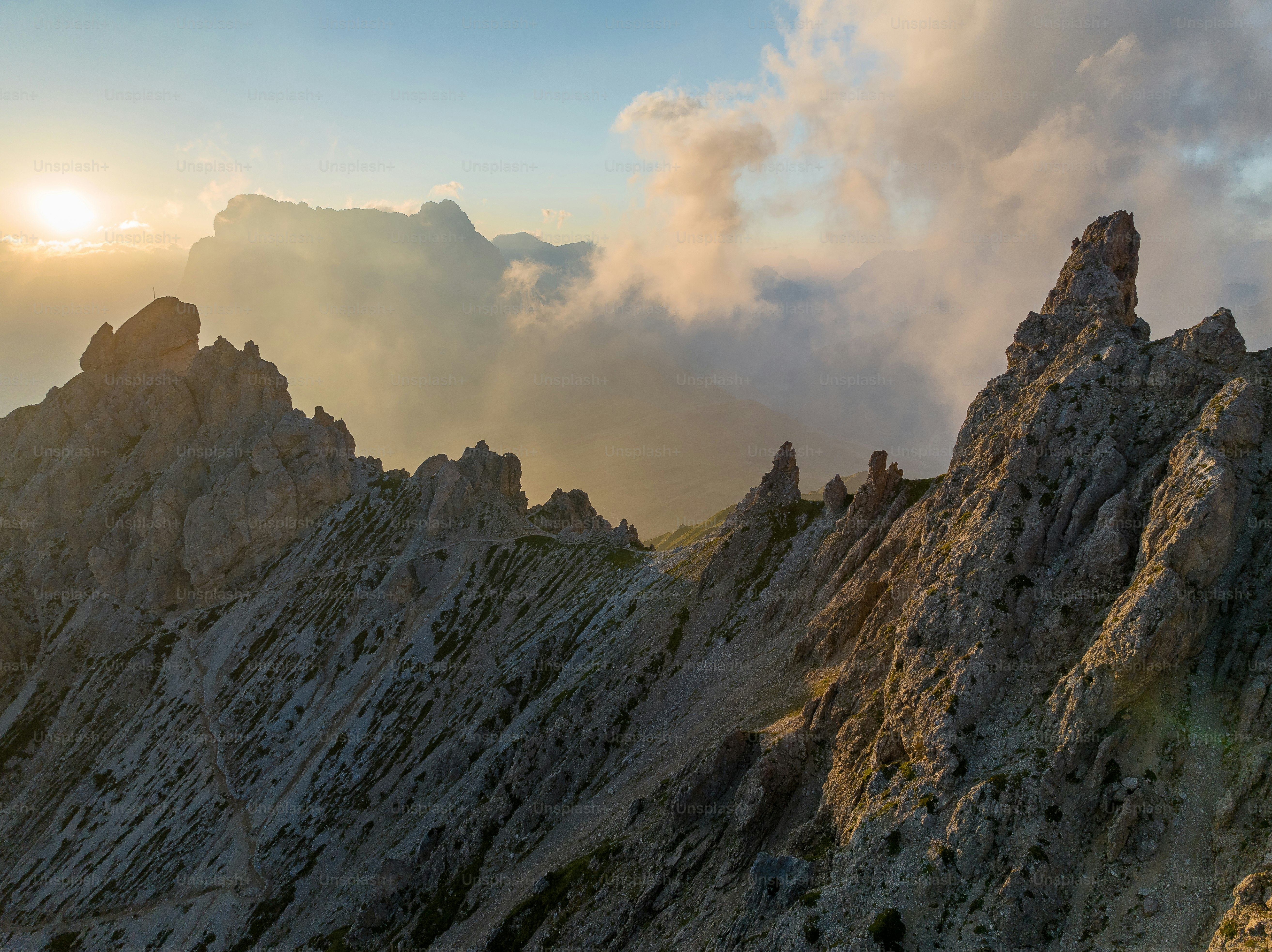 太陽は岩だらけの山に沈んでいます