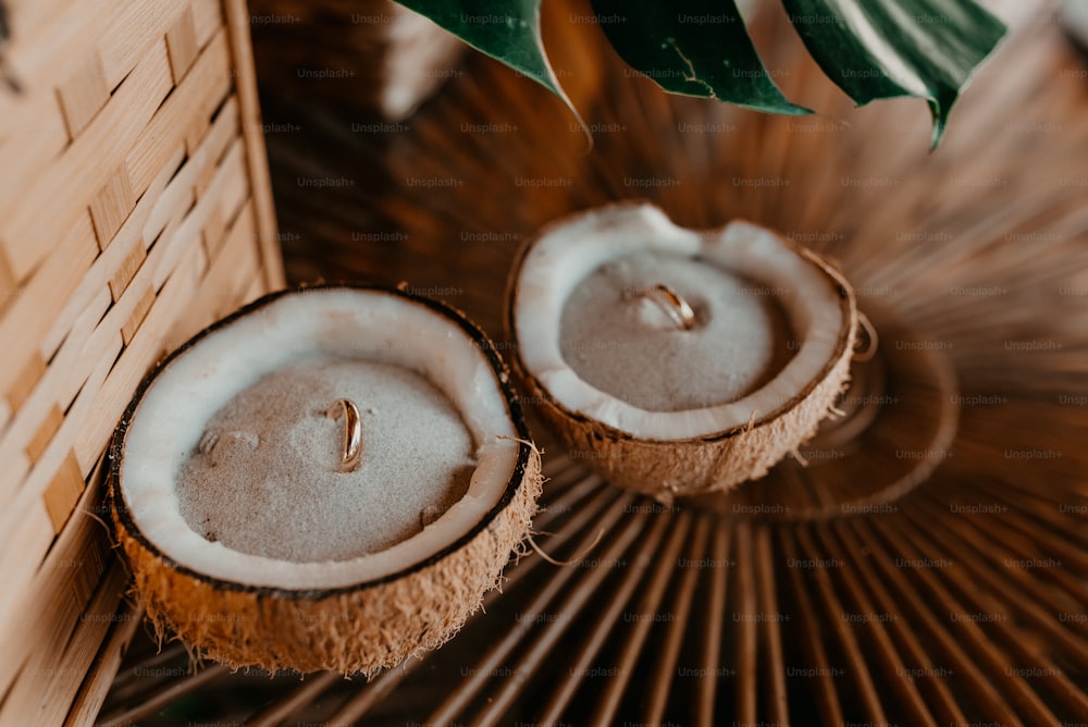 um par de cocos sentados em cima de uma mesa