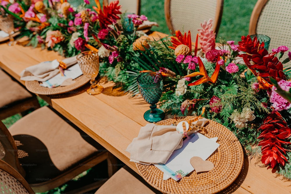uma mesa de madeira coberta com muitas flores
