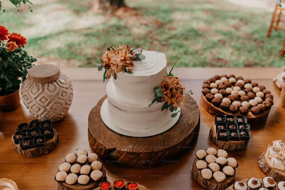 하얀 케이크와 많은 컵 케이크를 얹은 테이블