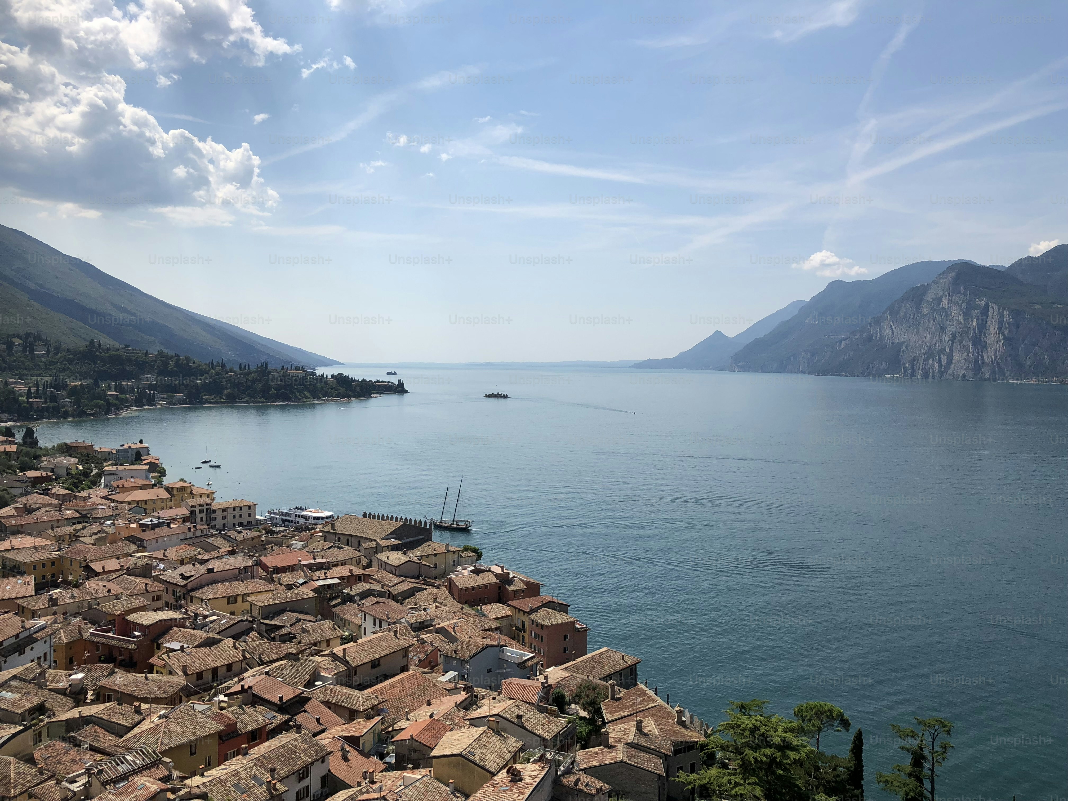 una vista di un villaggio sul bordo di uno specchio d'acqua