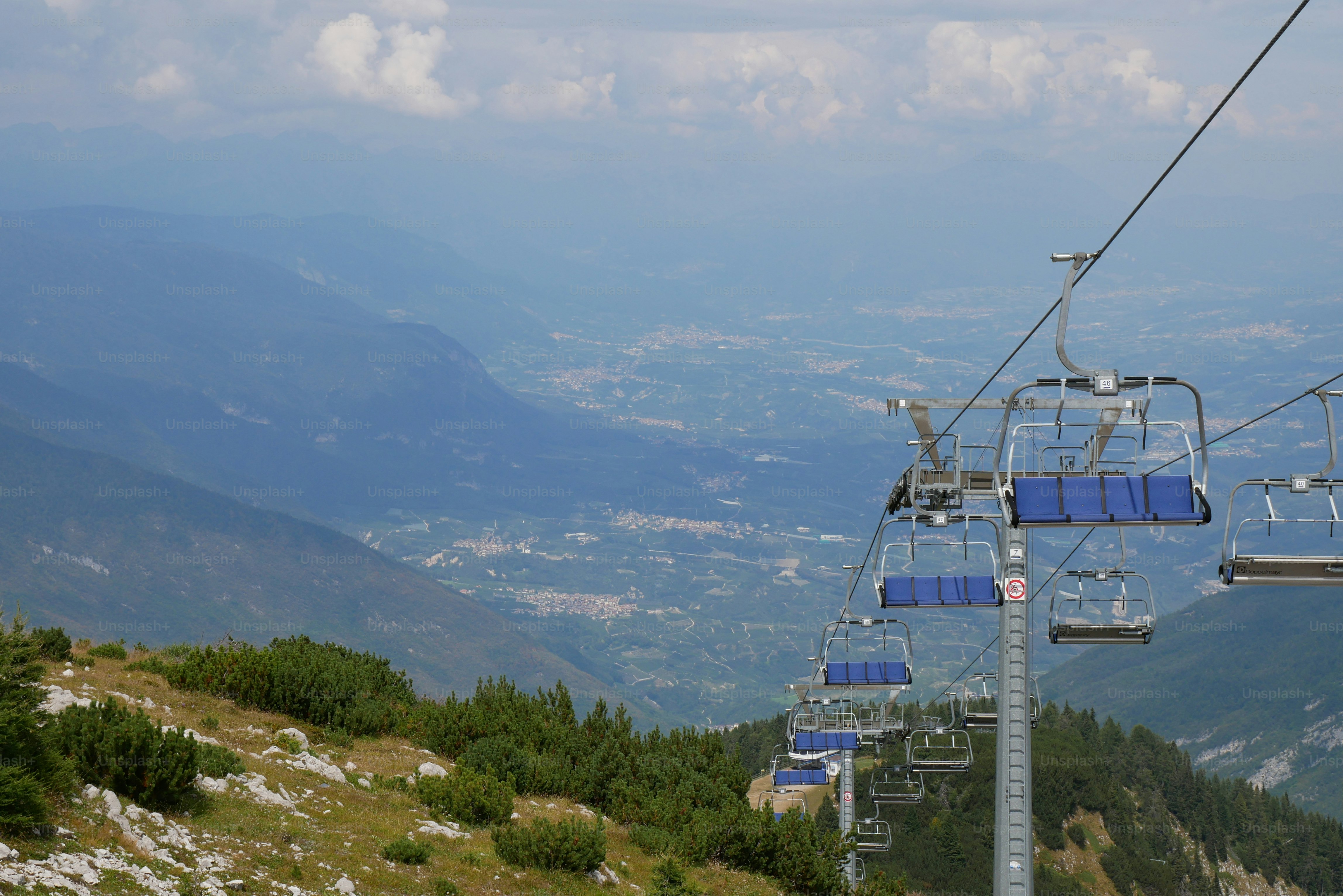 Une remontée mécanique montant une montagne avec vue sur la vallée en ...