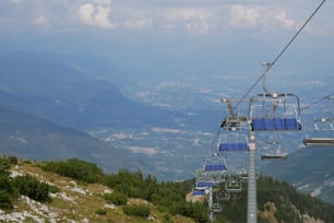 ein Skilift auf einen Berg mit Blick auf das Tal