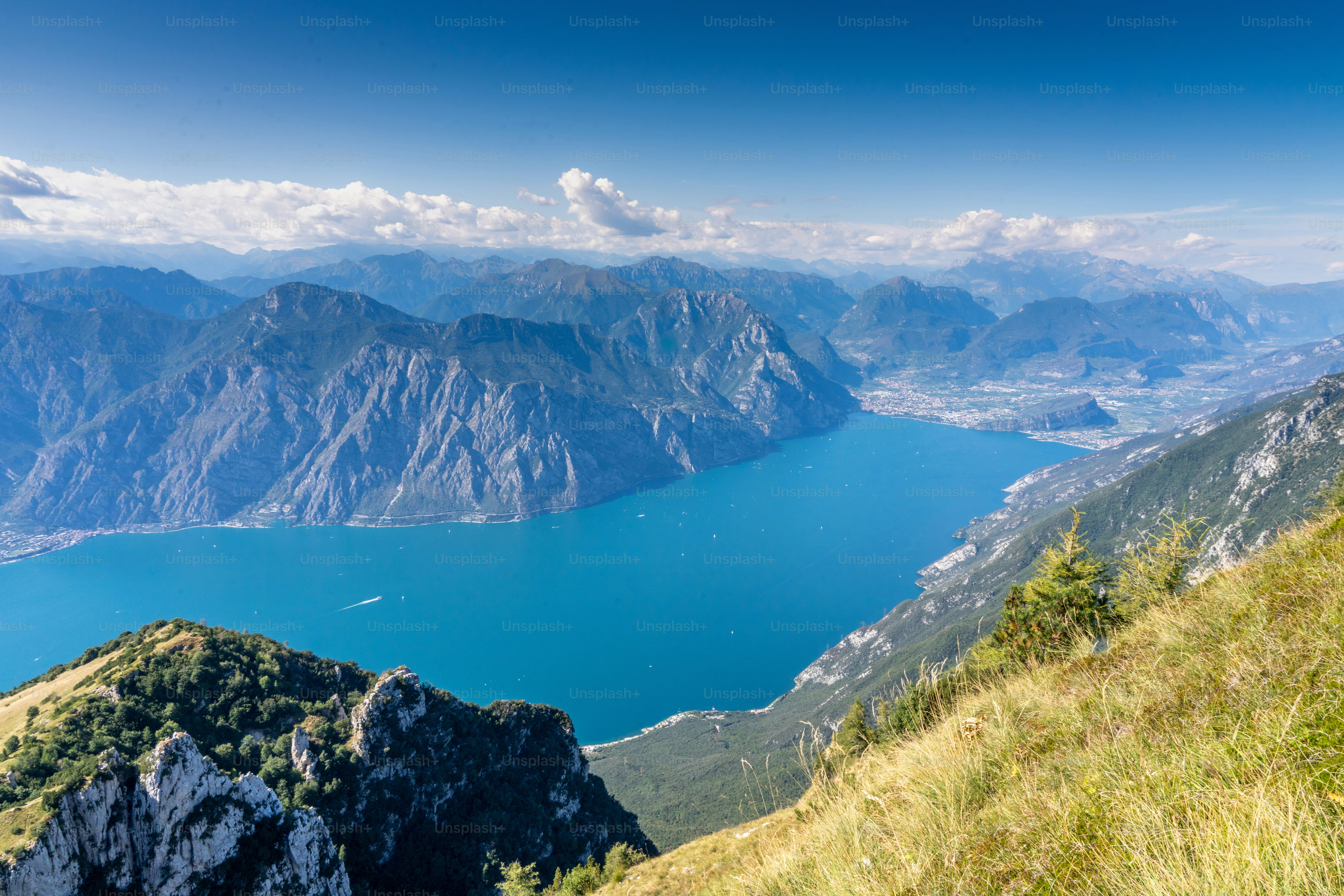 山々に囲まれた大きな水域