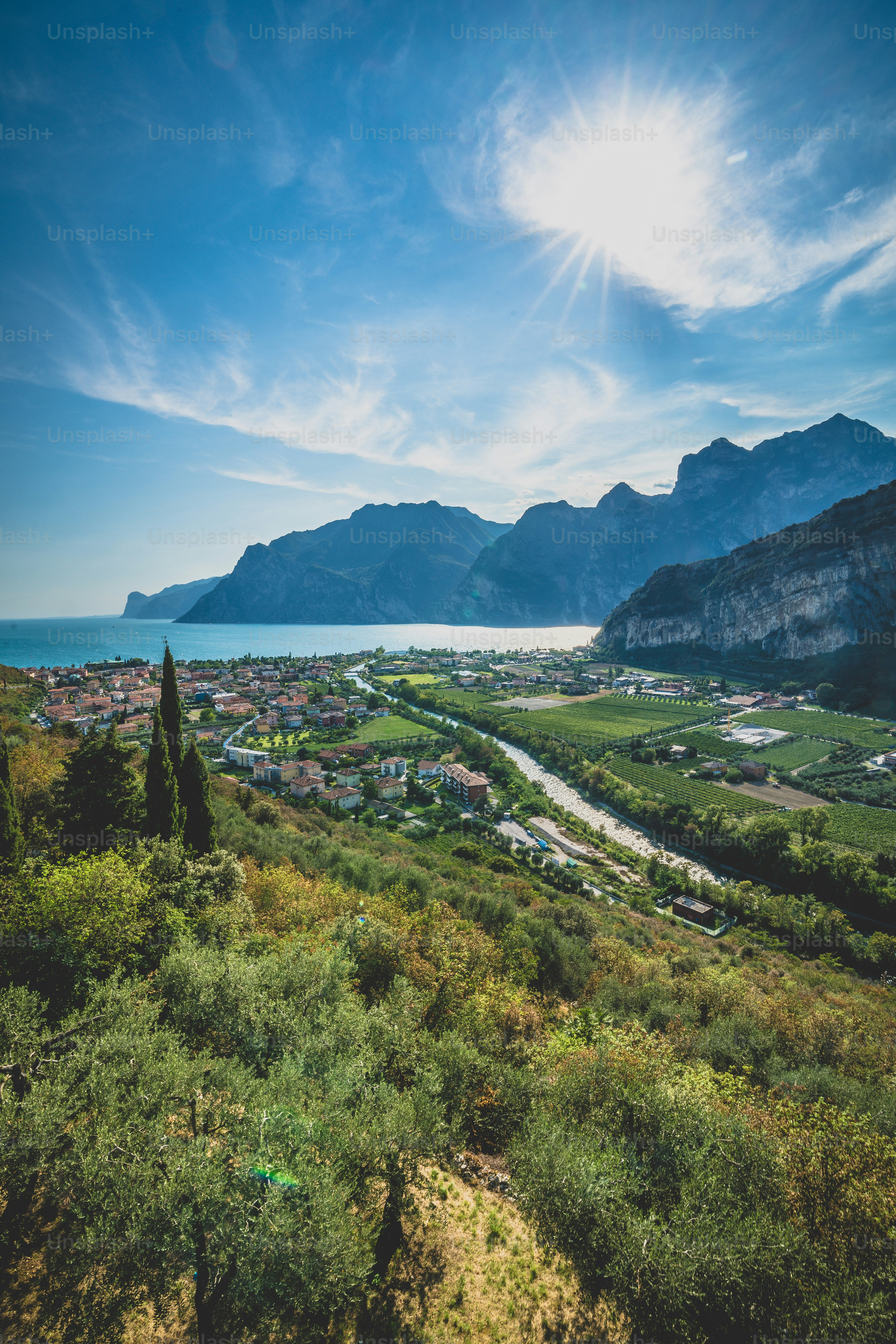 町と水域の風光明媚な景色