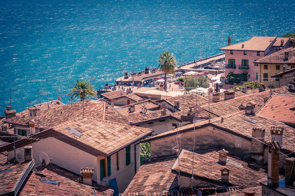 Una vista de una ciudad junto a un cuerpo de agua