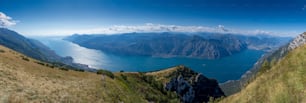 uma vista panorâmica de um grande corpo de água