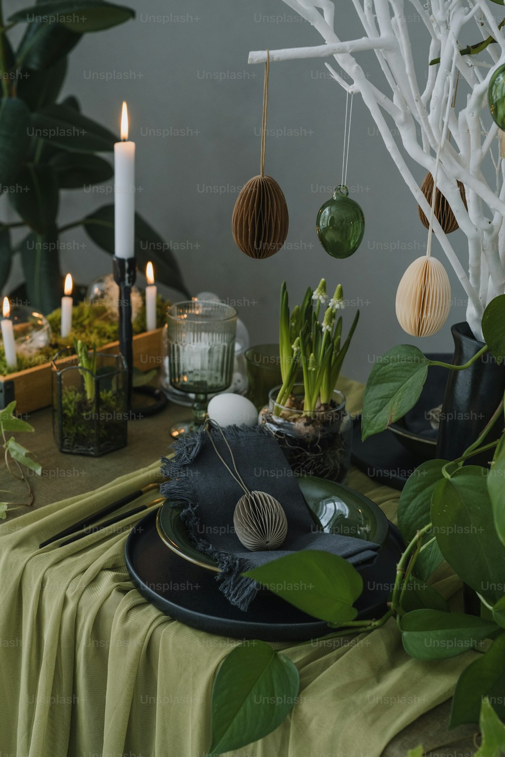 ein Tisch mit einem mit Pflanzen bedeckten Teller