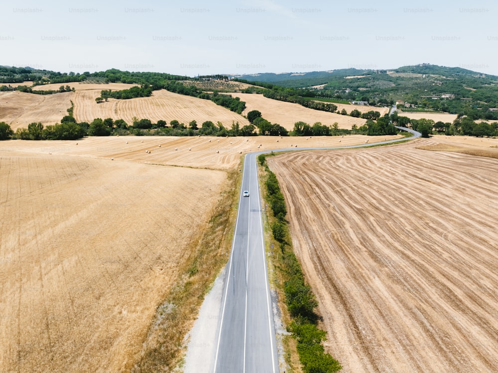 Una vista aérea de una carretera que atraviesa un campo