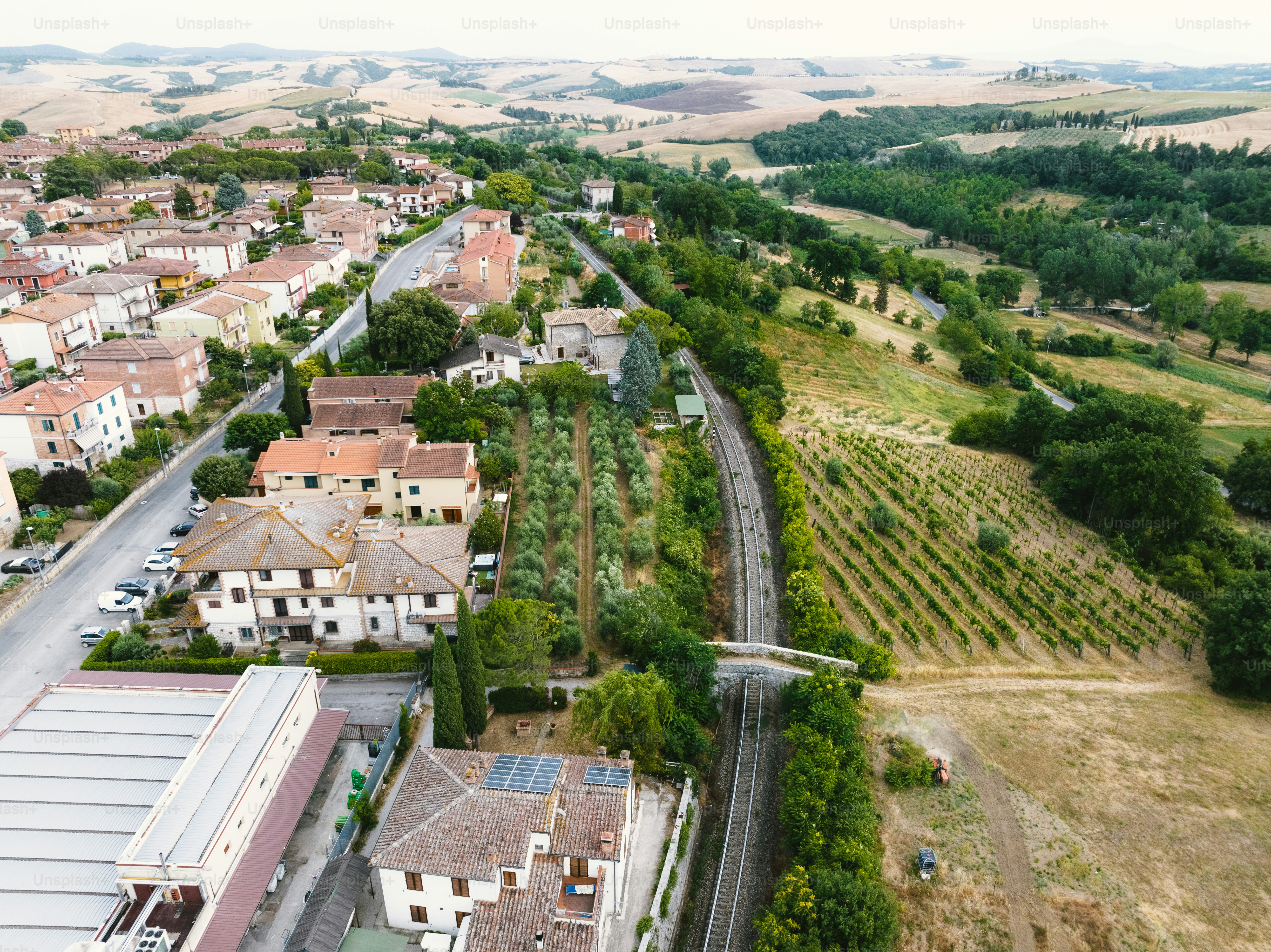 una veduta aerea di una città con un binario ferroviario