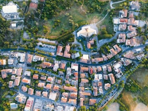 uma vista aérea de uma cidade com muitos edifícios