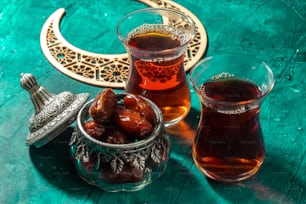 un bol d’olives et une tasse de thé sur une table