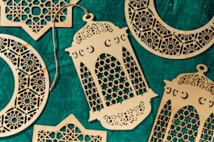 um close up de um número de ornamentos em uma mesa