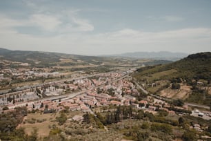 uma vista aérea de uma cidade nas montanhas