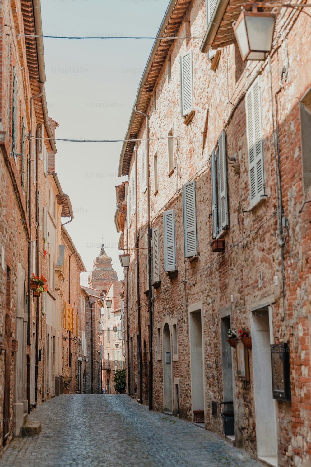 Una calle empedrada en una antigua ciudad europea
