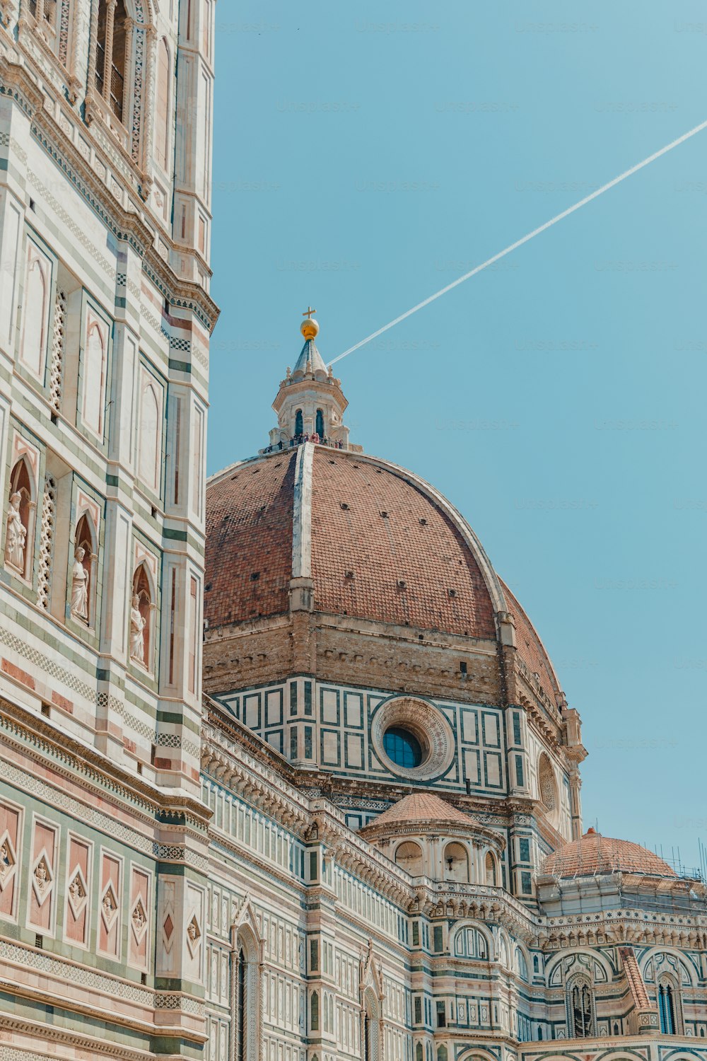 un grande edificio con una cupola in cima