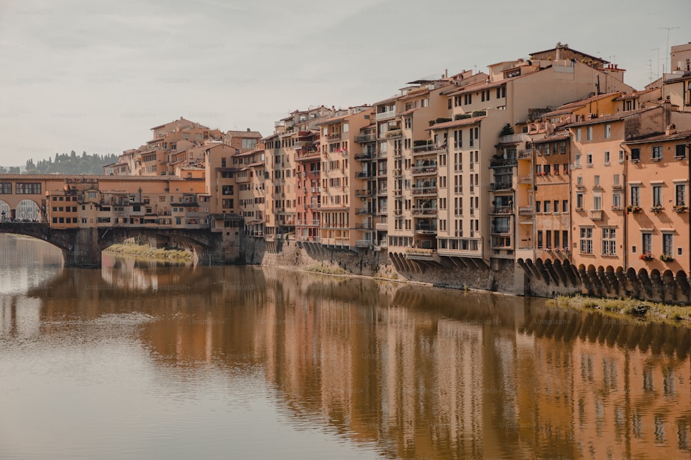 Ein Fluss, der durch eine Stadt fließt, neben hohen Gebäuden