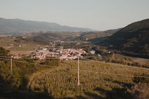 Ein kleines Dorf in einem Tal, umgeben von Bergen