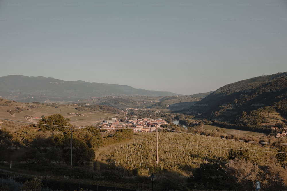 Blick auf eine kleine Stadt in den Bergen