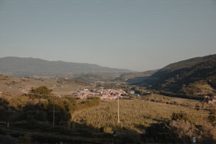une vue d’une petite ville dans les montagnes